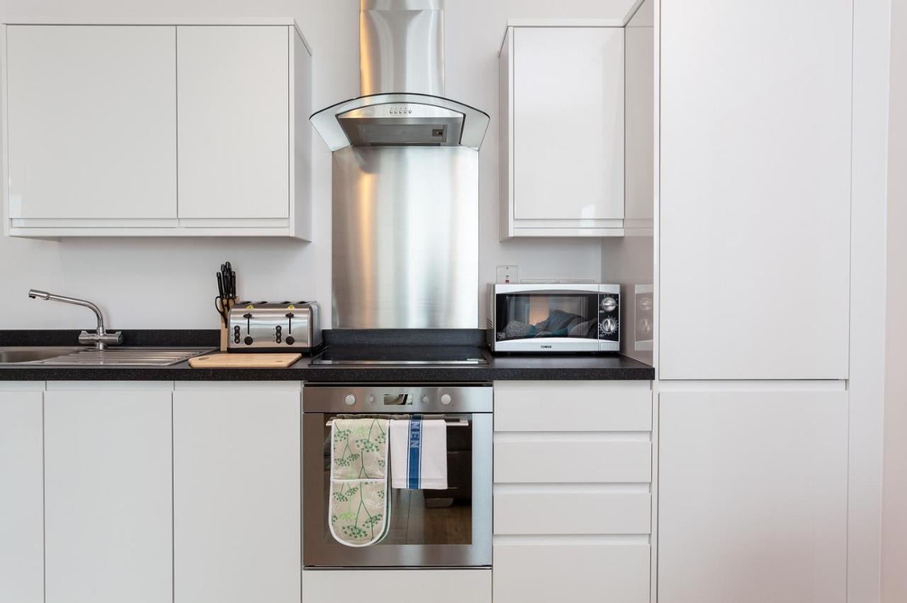 Self-Contained Town Centre One Bedroom Apartments By Helmswood Serviced Apartments Редхил Екстериор снимка