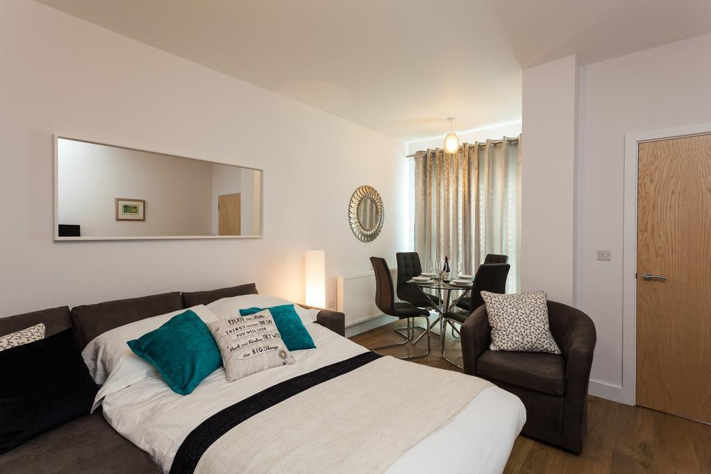 Self-Contained Town Centre One Bedroom Apartments By Helmswood Serviced Apartments Редхил Екстериор снимка