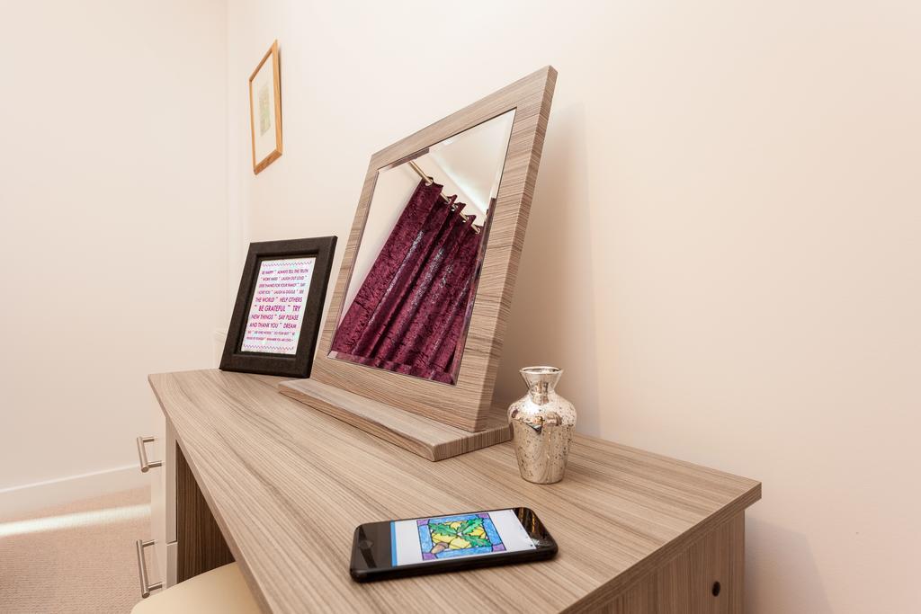 Self-Contained Town Centre One Bedroom Apartments By Helmswood Serviced Apartments Редхил Екстериор снимка