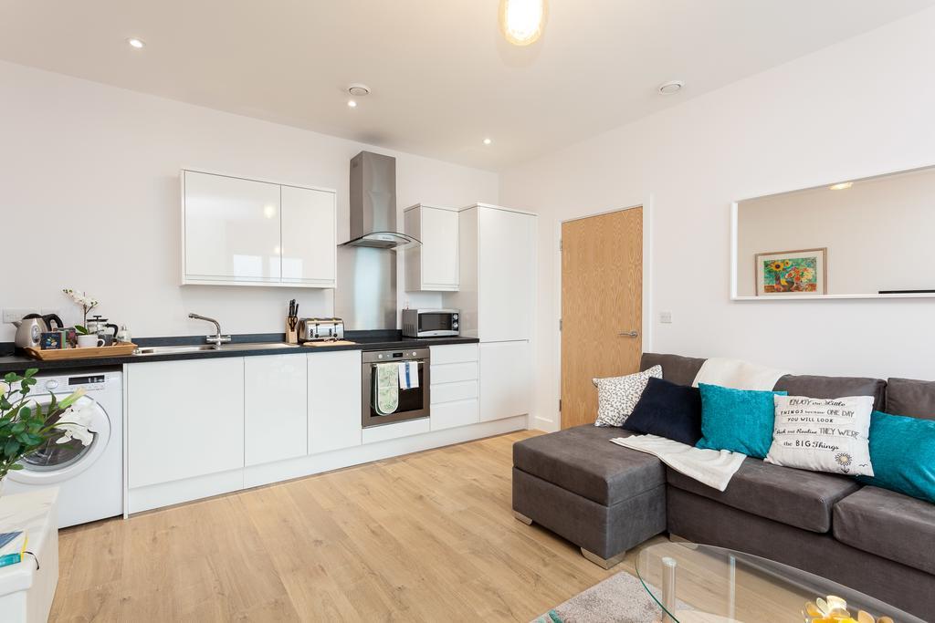 Self-Contained Town Centre One Bedroom Apartments By Helmswood Serviced Apartments Редхил Екстериор снимка