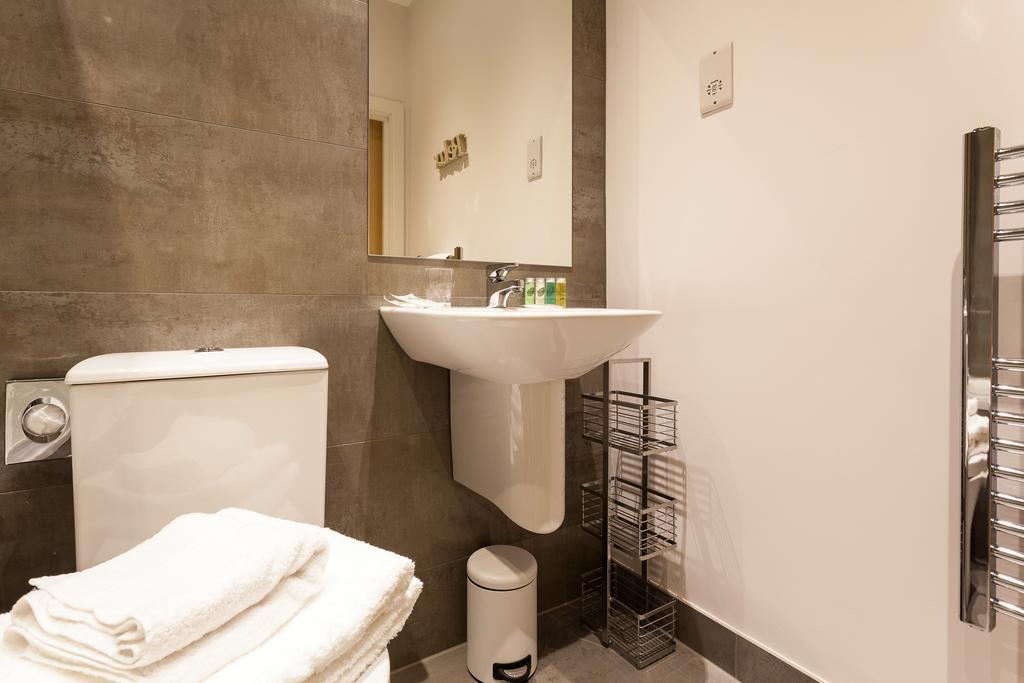 Self-Contained Town Centre One Bedroom Apartments By Helmswood Serviced Apartments Редхил Екстериор снимка
