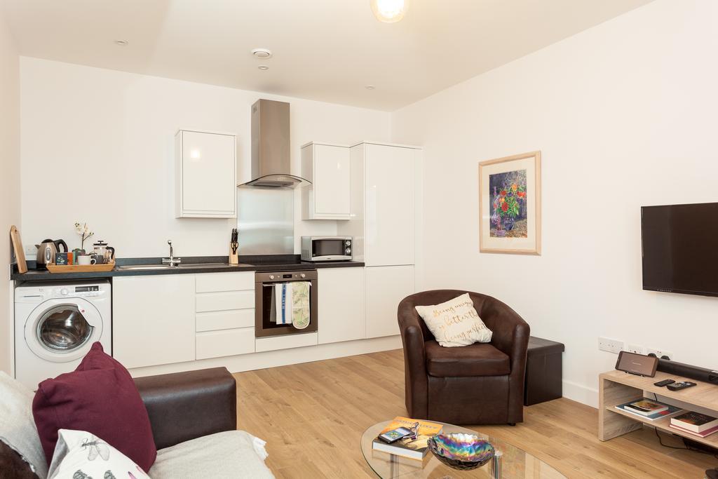 Self-Contained Town Centre One Bedroom Apartments By Helmswood Serviced Apartments Редхил Екстериор снимка