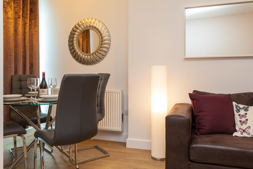 Self-Contained Town Centre One Bedroom Apartments By Helmswood Serviced Apartments Редхил Екстериор снимка