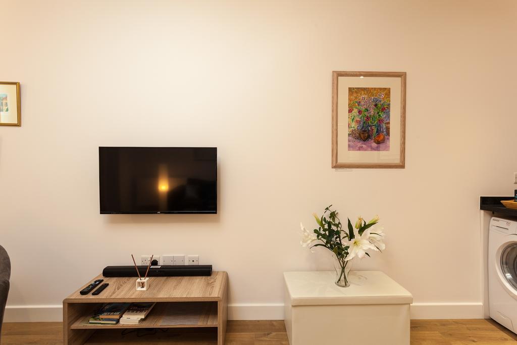 Self-Contained Town Centre One Bedroom Apartments By Helmswood Serviced Apartments Редхил Екстериор снимка