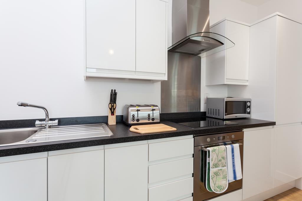 Self-Contained Town Centre One Bedroom Apartments By Helmswood Serviced Apartments Редхил Екстериор снимка