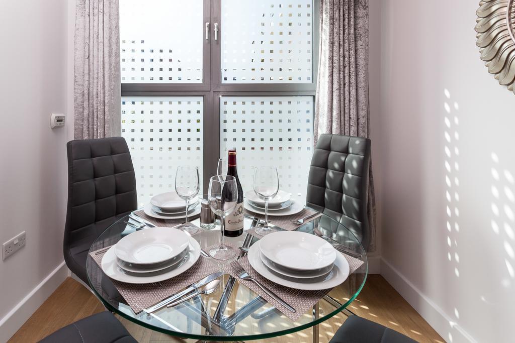 Self-Contained Town Centre One Bedroom Apartments By Helmswood Serviced Apartments Редхил Екстериор снимка