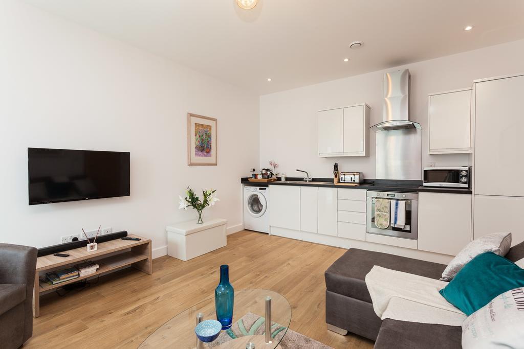 Self-Contained Town Centre One Bedroom Apartments By Helmswood Serviced Apartments Редхил Екстериор снимка