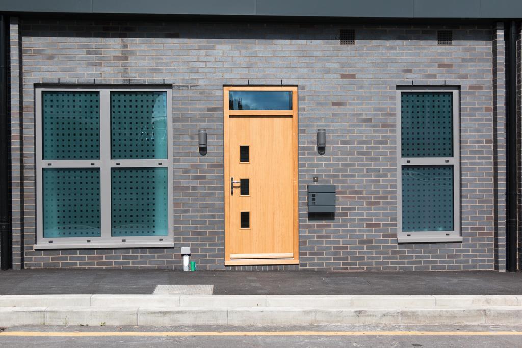Self-Contained Town Centre One Bedroom Apartments By Helmswood Serviced Apartments Редхил Екстериор снимка
