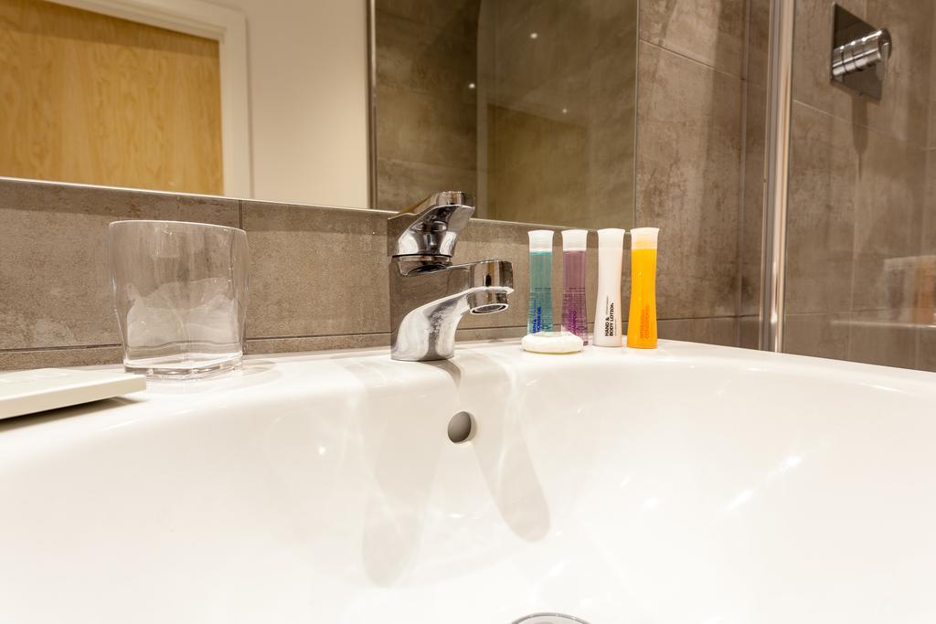 Self-Contained Town Centre One Bedroom Apartments By Helmswood Serviced Apartments Редхил Екстериор снимка
