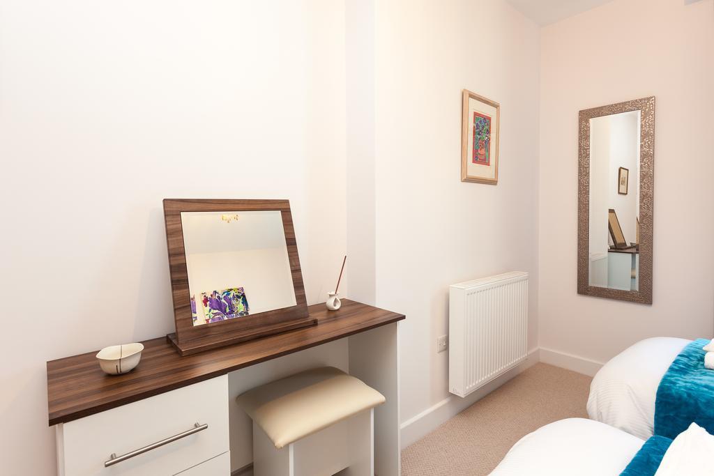 Self-Contained Town Centre One Bedroom Apartments By Helmswood Serviced Apartments Редхил Екстериор снимка
