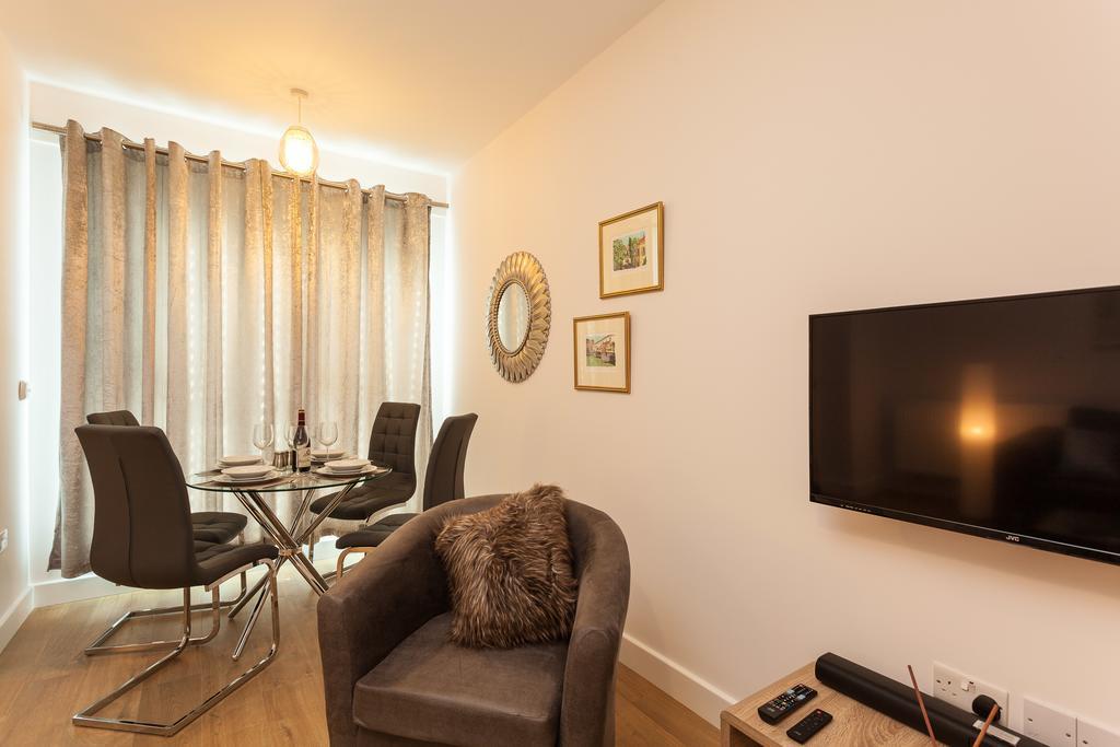 Self-Contained Town Centre One Bedroom Apartments By Helmswood Serviced Apartments Редхил Екстериор снимка